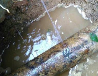 建邺楼顶渗水维修公司分享下地暖漏水的原因及检测方法。